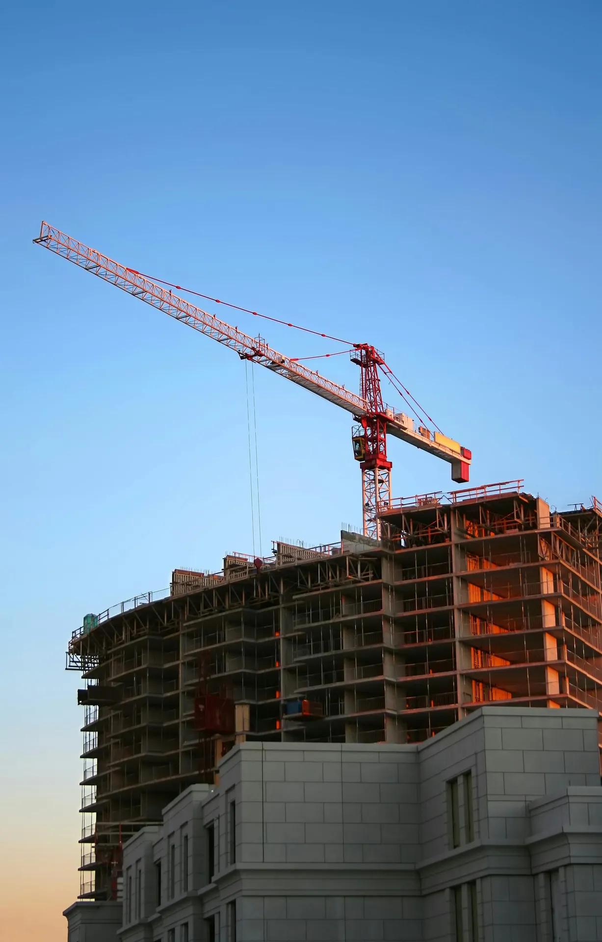 Juros altos derrubam projeções da construção em 2025
